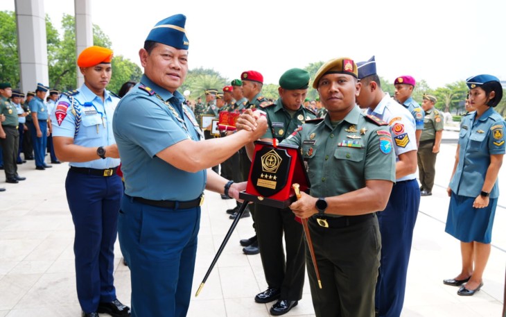 Prajurit Satgas Pamtas RI-Malaysia saat Terima Penghargaan dari Panglima TNI