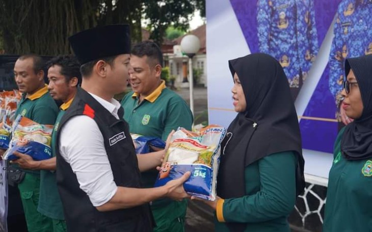Bupati Trenggalek Mochamad Nur Arifin Berikan Bantuan Sembako 
