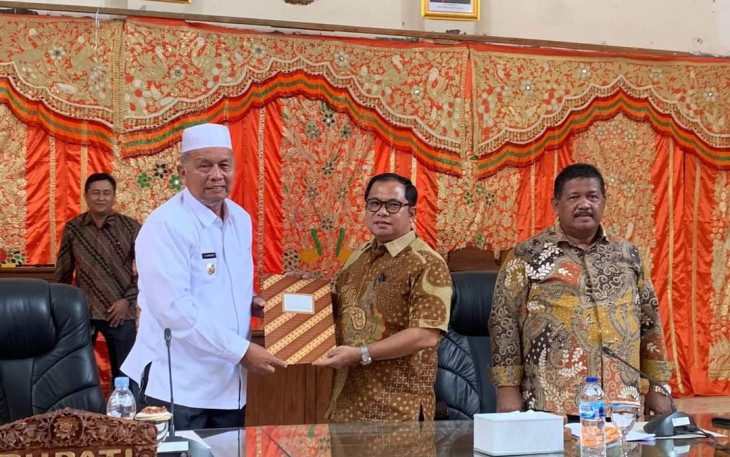 Bupati Pasbar Hamsuardi Sampaikan Jawaban Atas Laporan Pansus Terhadap Ranperda Tentang PDRD 
