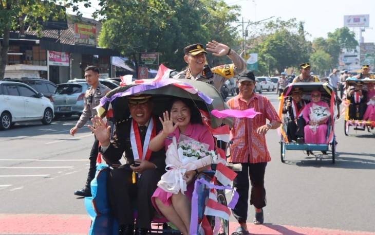 Kapolres Karanganyar AKBP Jerrold Hendra Yosef Kumontoy (mengayuh becak paling depan) mengantar pulang anggota yang purna tugas, Senin (18/7/2023).
