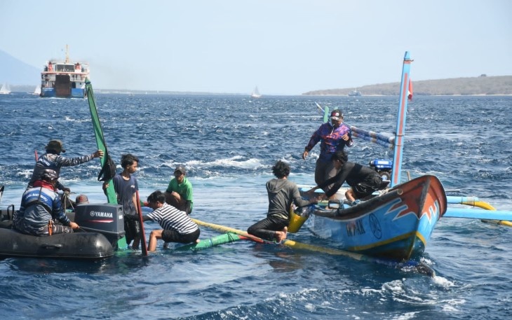 Tim SAR Lanal Banyuwangi saat Evakuasi Nelayan Laka Laut di Perairan Selat Bali 