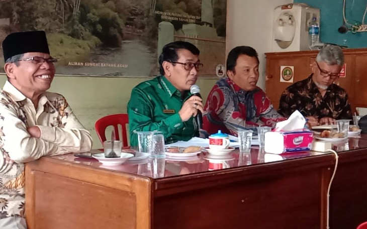 Kadis Kominfo Limapuluh Kota Desri, mengadakan silaturrahmi dengan awak media di Balai Wartawan (BW) Luak Limo Puluh, Payakumbuh.