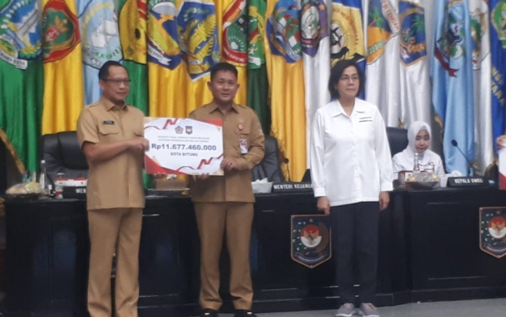 Sekertaris Daerah Kota Bitung Ir. Rudy Theno ST., MT saat bersama Mentri Keuangan dan Mendagri