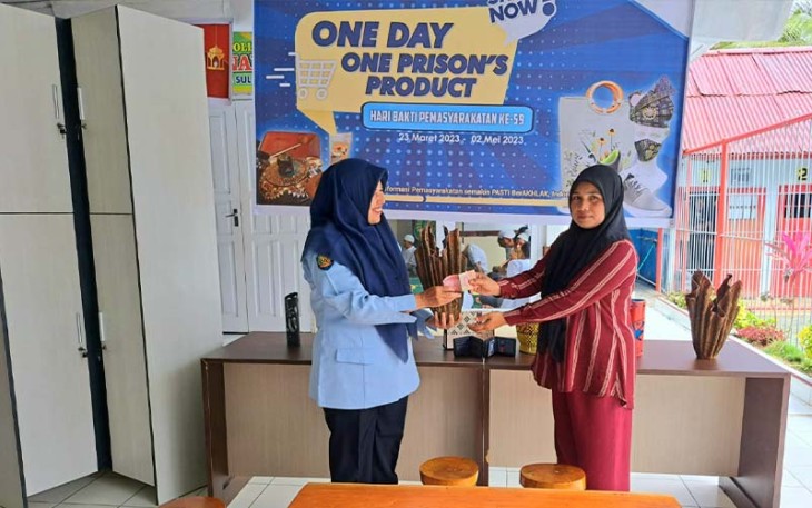 Warga Binaan Pemasyarakatan (WBP) memperkenalkan program One Day One Prison's Product di Lapas Suliki.