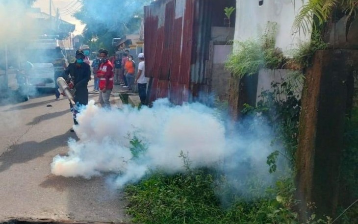 Babinsa Koramil 1710-02/Timika Bersama Tim Dinkes saat Lakukan Fogging  