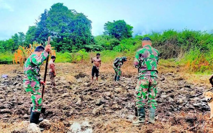 Personel Kesatria Jaya Satgas YR 142/KJ saat Bantu Warga Buka Lahan Perkebunan