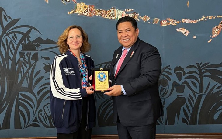 Kepala BNN RI, Komjen Pol. Prof. Dr. Petrus Reinhard Golose menyerahkan Cindera Mata ke Executive Secretary FATF, Violaine Clerc.