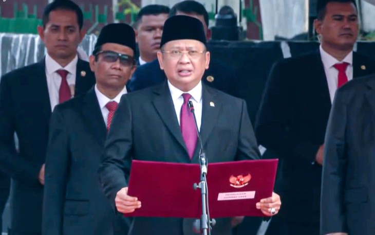 Bamsoet saat membacakan naskah Pembukaan UUD NRI Tahun 1945, dalam Upacara Peringatan Hari Kesaktian Pancasila di Monumen Pancasila Sakti, Lubang Buaya, Jakarta, Minggu (1/10/23).
