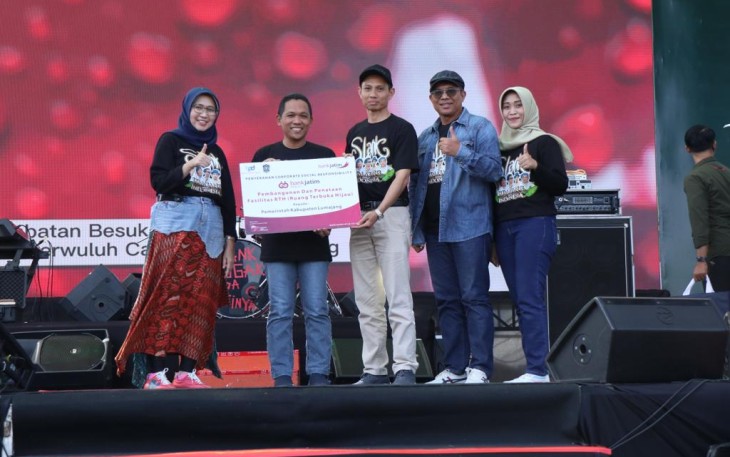 Bank Jatim langsung menyerahkan CSR di dua tempat sekaligus pada hari yang sama (28/5). 