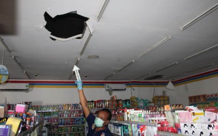 Pencurian di minimarket lewat plafon