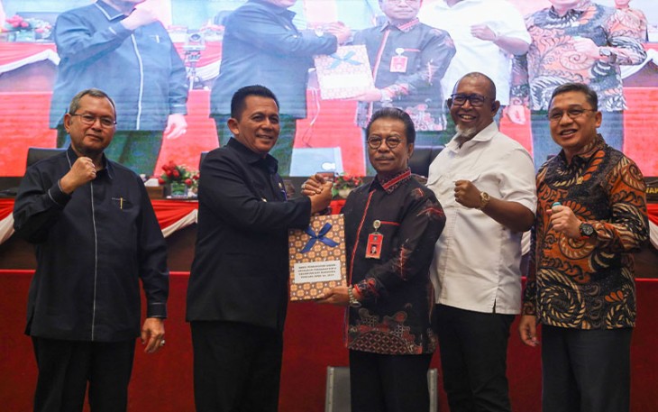 Foto Bersama usai penandatanganan persetujuan bersama antara Gubernur Kepri Ansar Ahmad dan Pimpinan DPRD Kepri.