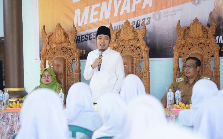  Ketua Fraksi Gerindra DPRD Jatim, Muhammad Fawait saat melakukan pertemuan dengan lebih dari 1000 guru dari berbagai lembaga di bawah naungan Muslimat Nahdlatul Ulama cabang Kencong, termasuk guru-guru PAUD, TK, dan Raudhatul Athfal (RA) di Jember, Jumat (21/7/2023).