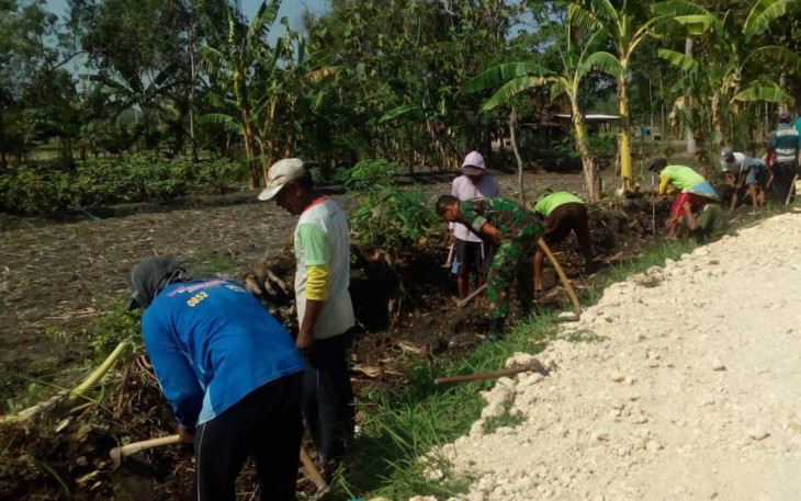 Gotong royong bersama warga binaan