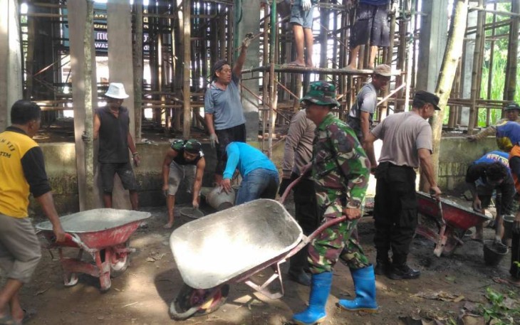 Anggota Koramil 17/Sawahan Bantu Warga Bangun TPQ