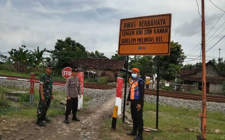 Patroli Perlintasan Kereta Api Tanpa Palang Pintu