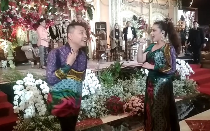 Anang dan Ashanty tampil duet pada acara resepsi pernikahan Ilyas Akbar Almadani dan Putri Rifqi Marindatama, di Gedung Kebudayaan Kabupaten Karanganyar, Sabtu (7/1/2022).