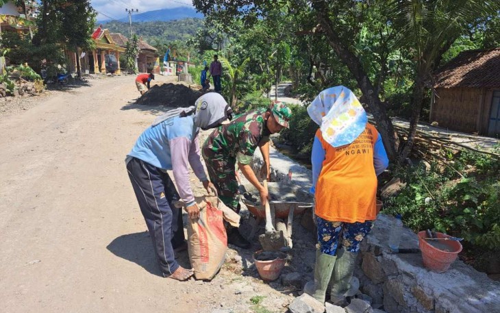 Gotong-royong Bangun Talud dan Normalisasi Jalan