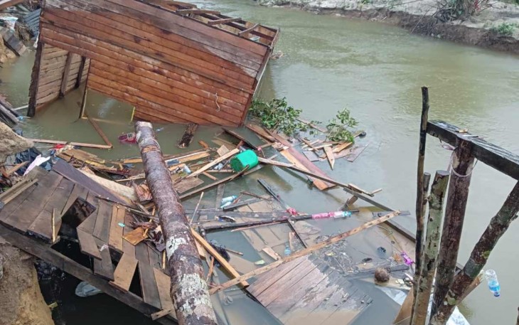Karya bakti bersihkan material puing 