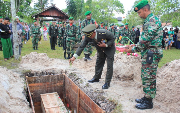 Kasdim saat Pimpin Upacara Pemakaman Secara Militer Almarhum Sertu Agus Widodo 