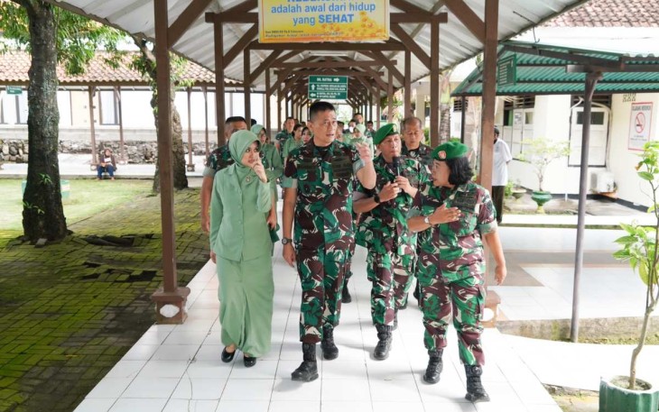 Pangdam IX Udayana Mayjen TNI Sonny Aprianto saat mengunjungi Rumkit Tk. II Udayana 