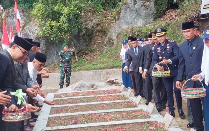 Kalapas Kelas III Suliki Kamesworo, turut serta di acara prosesi Tabur Bunga memperingati Peristiwa Gugurnya Sembilan Syuhada di Titian Dalam, Nagari Pandam Gadang.