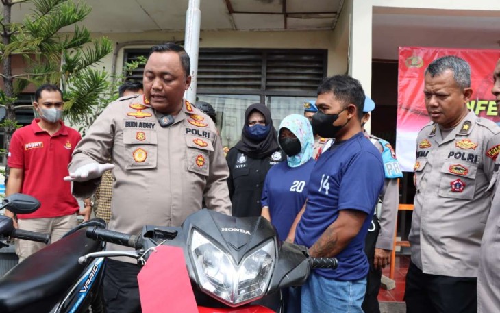 Kapolres Demak AKBP Budi Adhy Buono saat konferensi pers kasus pasutri curi motor, Demak, Selasa (10/1)