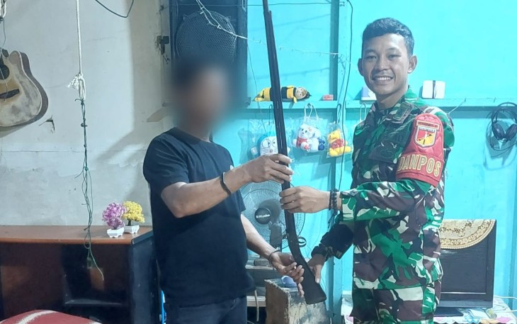 Warga sukarela serahkan senpi rakitan kepada personel Satgas Yonarmed 19/105 Trk Bogani