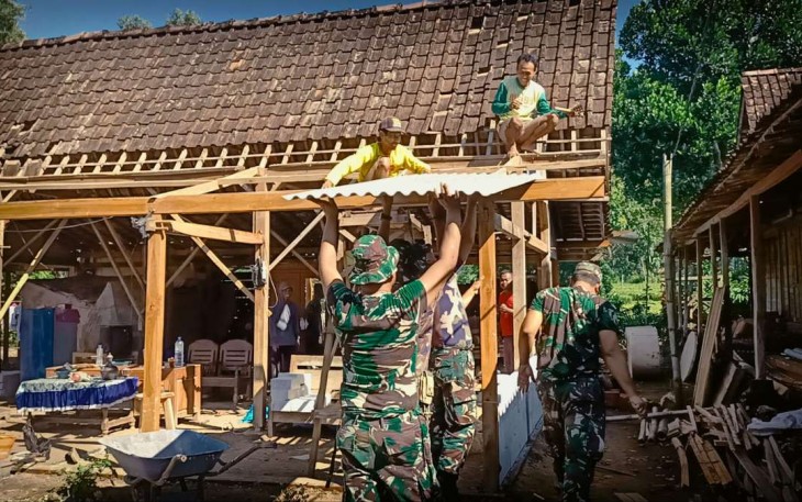 Gotong royong bangun rumah warga binaan 
