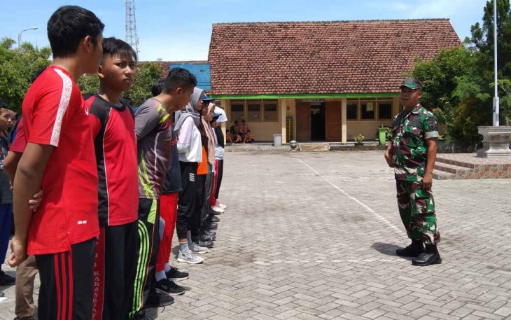 Latihan Baris Berbaris Pelajar SMP