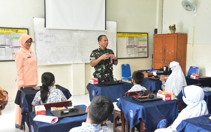 Danlanud Muljono Kolonel Pnb Sugeng Budiono saat memberikan motivasi anak-anak mengikuti babak penyisihan AMSO di SD Angkasa Kenjeran Surabaya, Selasa (10/1)