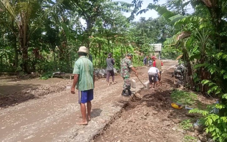 Karya bakti bangun talud bersama warga binaan