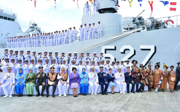 Kasal Laksamana TNI Muhammad Ali saat foto bersama background KRI Teluk Wondama - 527