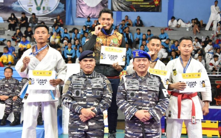 Kasal Laksamana TNI Muhammad Ali foto bersama karateka juara Kejurnas Karate Kasal Cup 2023, di Gelanggang Remaja Jakarta Utara, Kamis (12/1)