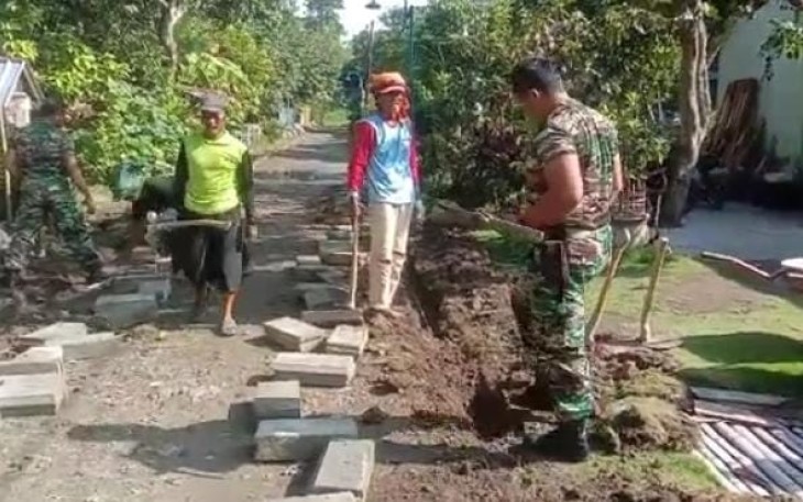 Gotong royong pavingisasi jalan desa binaan