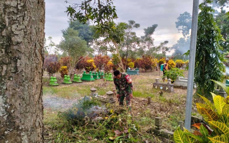 Gotong-royong bersihkan makam bersama warga 