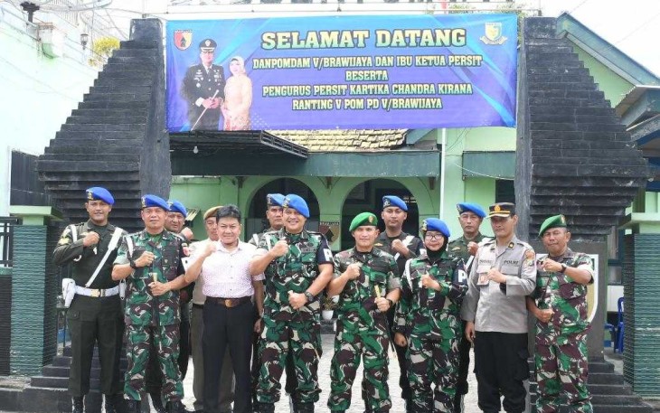 Foto bersama di Subdenpom V/1.1 Ponorogo 