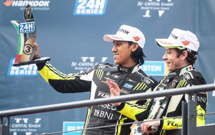 Sean Gelael bersama Valentino Rossi rekan setim raih podium ketiga di kejuaraan Internasional 24H Dubai, Minggu (15/1) 