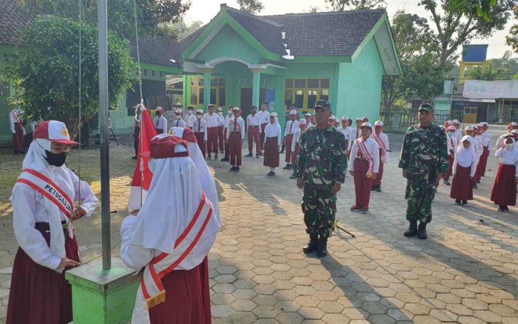 Pembina upacara di SDN Rejuno