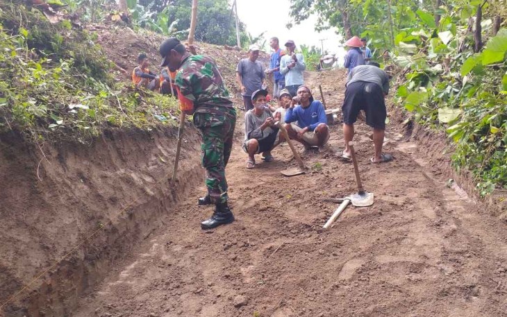 Perbaikan jalan menuju makam desa binaan 