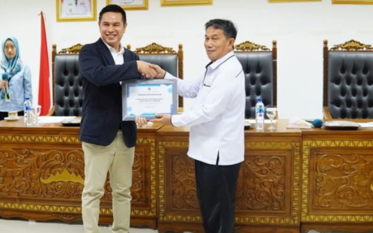 Pemkab Pesibar saat Terima Piagam Penghargaan Dari Dirjen Pajak 