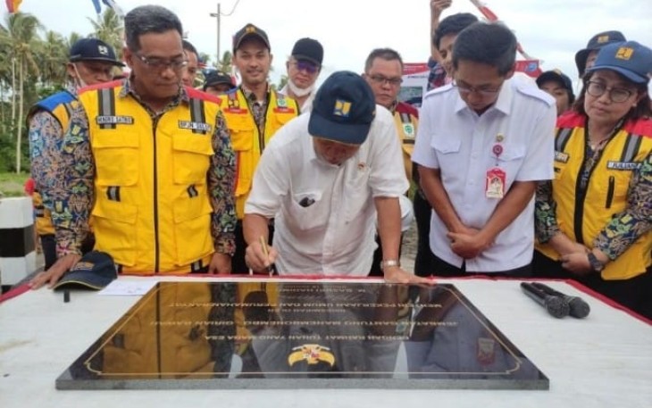 Menteri PUPR RI saat melakukan peresmian jembatan gantung merdeka