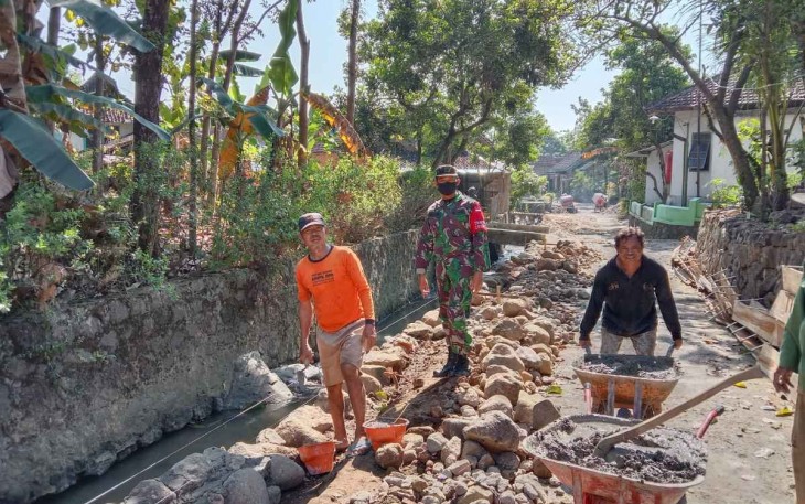 Gotong-royong perbaiki jalan desa binaan 