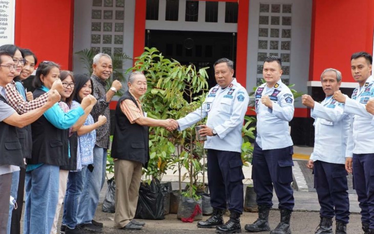 Kalapas Cilegon Enjat Lukmanul Hakim saat menerima bantuan bibit pohon 
