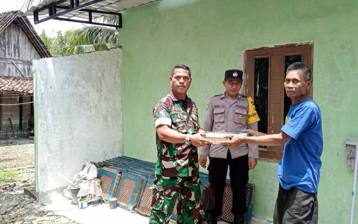 Salurkan bantuan keramik renovasi musholla desa binaan 