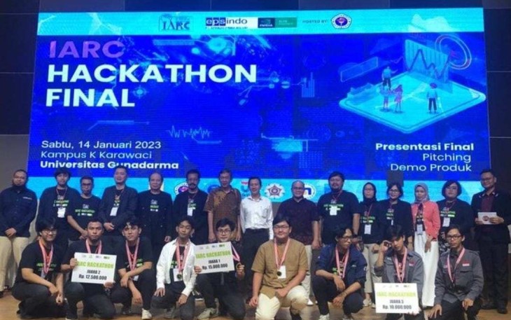 Foto bersama para pemenang dan juri dalam Final Presentasi IARC Hackathon 2023 pada Sabtu, 14 Januari 2023 di Universitas Gunadarma, Kampus K Karawaci