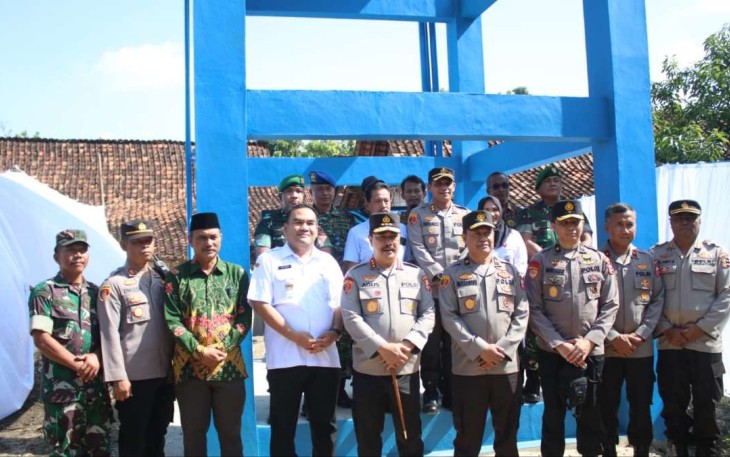 Kabareskrim Polri Komjen Agus Andrianto saat foto bersama usai meresmikan sarana air bersih di dukuh Jamur Desa Kalangan, Kabupaten Blora, Sabtu (21/1)