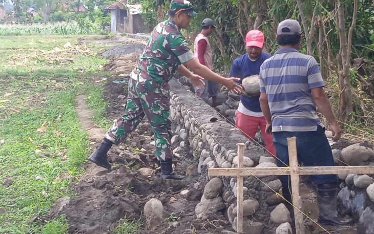 Karya bakti bangun talud di persawahan