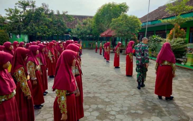 Latih siswa Peraturan Baris Berbaris 