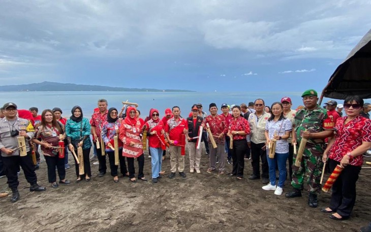 Foto bersama Babinsa dan BPBD Bitung saat melakukan pemukulan tetengkoren pada aktivasi peringatan dini bencana