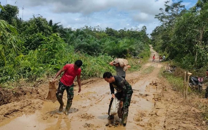 Gotong royong perbaiki jalan desa di perbatasan 